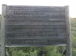 Cartel informativo en catalán sobre un incendio forestal histórico.