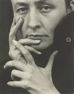 Retrato fotográfico de la pintora Georgia O'Keeffe tomado por Alfred Stieglitz en 1918