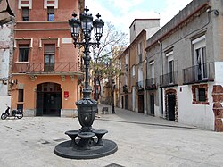 Detalle de la plaza de Santes Creus y el antiguo ayuntamiento