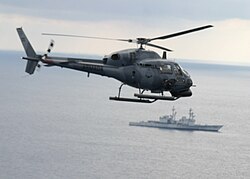 Helicóptero AS-555 Fennec operando junto a una fragata colombiana.