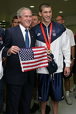 Michael Phelps junto al entonces presidente George W. Bush en Pekín 2008