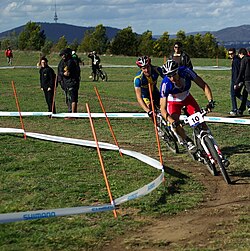 Ciclistas compitiendo en una prueba de cross country en Canberra