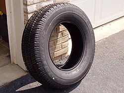 Neumático Goodyear de gran perfil montado en un Jeep Wrangler.