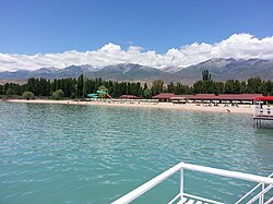 Playa y costa del lago Issyk-Kul