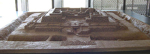 Maqueta reconstructiva del edificio monumental de Cancho Roano en Badajoz