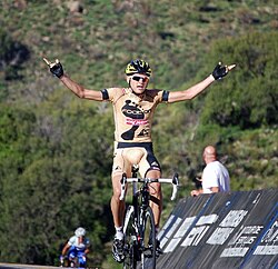Rafael Valls celebrando una victoria con el maillot de Footon-Servetto