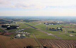 Aeropuerto de Cotswold, Gloucestershire, Reino Unido, visto desde un helicóptero Robinson R44