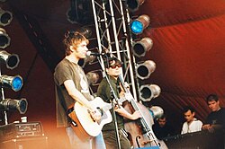 Damon Albarn actuando en directo en 1999
