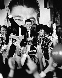 Ronald y Nancy Reagan celebran su victoria electoral en California