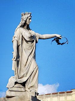 Estatua de Italia Turrita ubicada en Regio de Calabria.