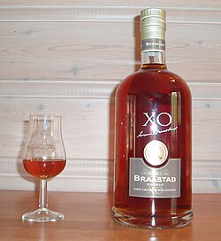 Botella de coñac XO con etiqueta visible.