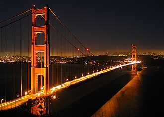 Vista nocturna del puente