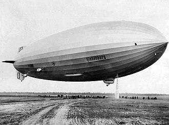 El LZ 129 Hindenburg aterrizando por primera vez en Lakehurst, Nueva Jersey, en 1936