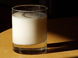 Vaso de leche fresca.