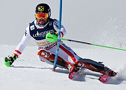 Atleta compitiendo en una prueba oficial de la FIS