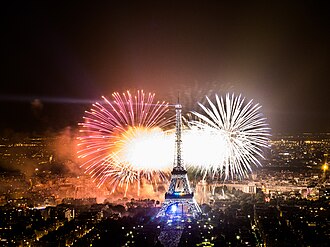 Fuegos artificiales sobre la Torre Eiffel