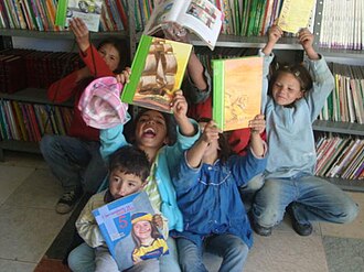 Niños leyendo en un entorno educativo