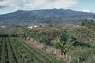 Vista panorámica de un macizo volcánico en Costa Rica