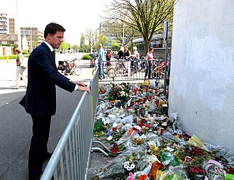 Mark Rutte frente al memorial en Alphen aan den Rijn.