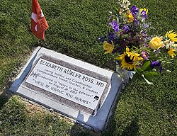 Fotografía de la lápida de Elisabeth Kübler-Ross.