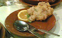 Pataniscas de bacalhau servidas en un plato