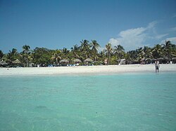 Playa tropical de Varadero en Cuba con fina arena clara.