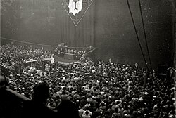 Fotografía de un mitin político de José María Gil-Robles celebrado en San Sebastián en el año 1935.