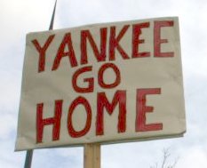 Detalle de un cartel urbano con la frase Yankee go home
