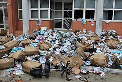 Escombros y daños en las afueras de las oficinas de Charlie Hebdo tras el ataque con cócteles Molotov en noviembre de 2011