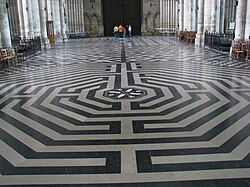 Laberinto en el suelo de la catedral