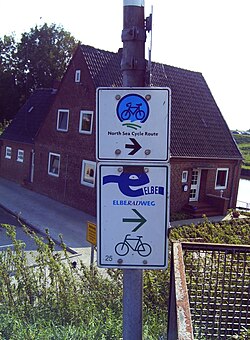 Señal de la ruta ciclista del Elba en el puerto de Glückstadt