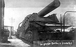 Un Gran Berta montado sobre plataforma de ferrocarril en Bruselas