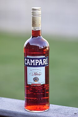 Botella y etiqueta clásica de Campari
