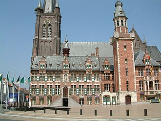 Plaza de Eeklo con el ayuntamiento al fondo