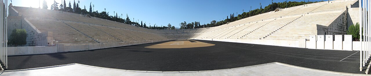 Panorama de la entrada principal del Estadio Panathinaikó en Atenas.