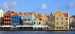 Zona histórica de Willemstad con fachadas de Handelskade
