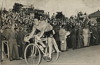 Ciclistas compitiendo en el Giro de Italia 1956