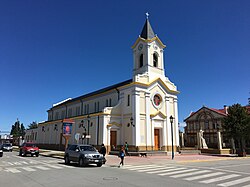 Fachada de la Parroquia María Auxiliadora en Puerto Natales