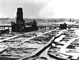 Fotografía de Róterdam después del bombardeo mostrando edificios dañados
