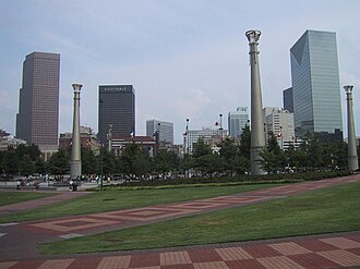Vista panorámica del Parque Olímpico del Centenario con edificios urbanos al fondo
