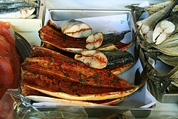 Frascos de conserva de escabeche de caballa en un mercado