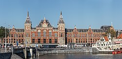 Vista frontal de la Estación Central de Ámsterdam