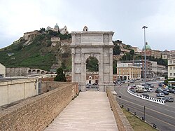 Arco de Trajano en la localidad portuaria de Ancona.