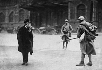 Soldados franceses y un civil durante la ocupación de la región del Ruhr