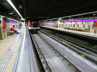 Tren de la serie 9000 ingresando a la estación de Verneda