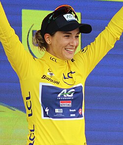 Kimberley Le Court compitiendo en pruebas ciclistas