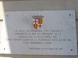 Placa conmemorativa dedicada a Lluís Companys en el Estadio Olímpico.