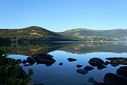Lago de Sanabria en Zamora, España, clasificado como lago glaciar.