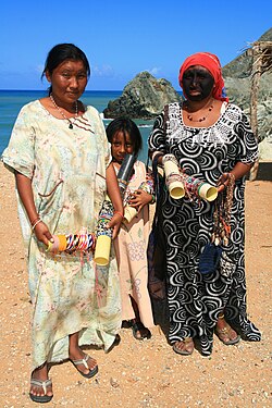 Mujeres wayúu artesanas en la Guajira colombo-venezolana