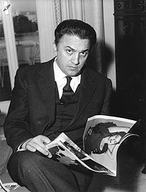 Federico Fellini recibiendo la Palma de Oro en el festival